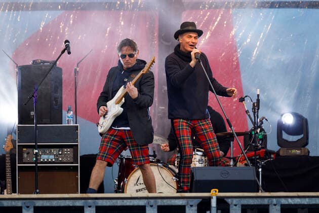 Harry Alfter und Peter Brings von Brings beim Autokonzert Carnevalssitzung 1 von Bonnlive am Südstadion. Wegen der anhaltenden Coronakrise sind Karnevalsveranstaltungen in diesem Jahr weitgehend abgesagt, der Kölner Rosenmontagszug findet lediglich virtuell statt, Konzerte unterliegen strengen Beschränkungen. Köln, 06.02.2021