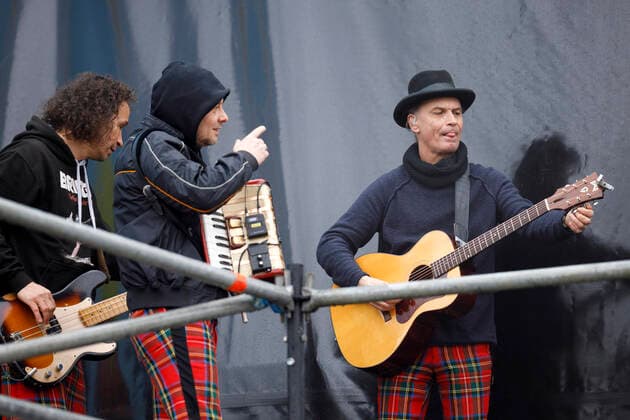 Stephan Brings, Kai Engel, Peter Brings von Brings beim Autokonzert Carnevalssitzung 1 von Bonnlive am Südstadion. Wegen der anhaltenden Coronakrise sind Karnevalsveranstaltungen in diesem Jahr weitgehend abgesagt, der Kölner Rosenmontagszug findet lediglich virtuell statt, Konzerte unterliegen strengen Beschränkungen. Köln, 06.02.2021