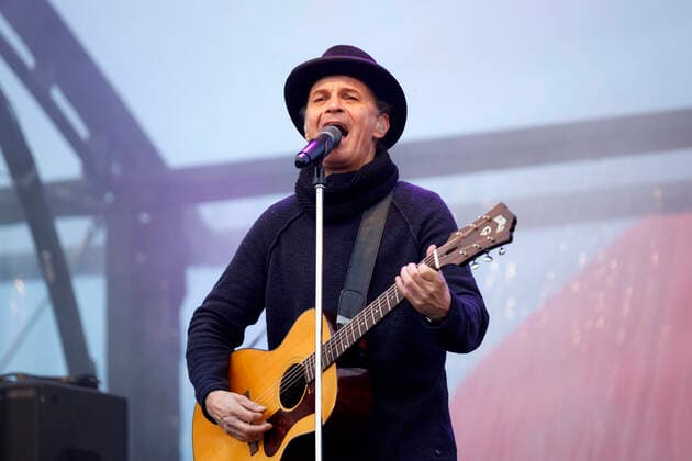 Peter Brings von Brings beim Autokonzert Carnevalssitzung 1 von Bonnlive am Südstadion. Wegen der anhaltenden Coronakrise sind Karnevalsveranstaltungen in diesem Jahr weitgehend abgesagt, der Kölner Rosenmontagszug findet lediglich virtuell statt, Konzerte unterliegen strengen Beschränkungen. Köln, 06.02.2021