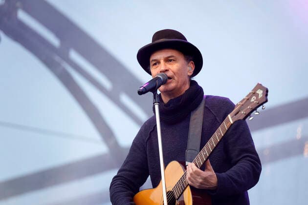 Peter Brings von Brings beim Autokonzert Carnevalssitzung 1 von Bonnlive am Südstadion. Wegen der anhaltenden Coronakrise sind Karnevalsveranstaltungen in diesem Jahr weitgehend abgesagt, der Kölner Rosenmontagszug findet lediglich virtuell statt, Konzerte unterliegen strengen Beschränkungen. Köln, 06.02.2021