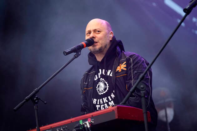 Kai Engel von Brings beim Autokonzert Carnevalssitzung 1 von Bonnlive am Südstadion. Wegen der anhaltenden Coronakrise sind Karnevalsveranstaltungen in diesem Jahr weitgehend abgesagt, der Kölner Rosenmontagszug findet lediglich virtuell statt, Konzerte unterliegen strengen Beschränkungen. Köln, 06.02.2021