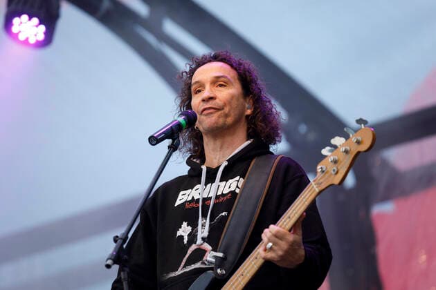 Stephan Brings von Brings beim Autokonzert Carnevalssitzung 1 von Bonnlive am Südstadion. Wegen der anhaltenden Coronakrise sind Karnevalsveranstaltungen in diesem Jahr weitgehend abgesagt, der Kölner Rosenmontagszug findet lediglich virtuell statt, Konzerte unterliegen strengen Beschränkungen. Köln, 06.02.2021