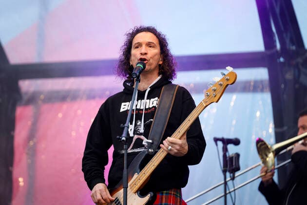 Stephan Brings von Brings beim Autokonzert Carnevalssitzung 1 von Bonnlive am Südstadion. Wegen der anhaltenden Coronakrise sind Karnevalsveranstaltungen in diesem Jahr weitgehend abgesagt, der Kölner Rosenmontagszug findet lediglich virtuell statt, Konzerte unterliegen strengen Beschränkungen. Köln, 06.02.2021