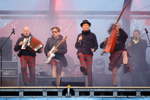 Bilder des Jahres 2021, Entertainment 02 Februar Entertainment Themen der Woche KW05 Kai Engel, Harry Alfter, Peter Brings und Stephan Brings von Brings beim Autokonzert Carnevalssitzung 1 von Bonnlive am Südstadion. Wegen der anhaltenden Coronakrise sind Karnevalsveranstaltungen in diesem Jahr weitgehend abgesagt, der Kölner Rosenmontagszug findet lediglich virtuell statt, Konzerte unterliegen strengen Beschränkungen. Köln, 06.02.2021 *** Kai Engel, Harry Alfter, Peter Brings and Stephan Brings of Brings at the car concert Carneval session 1 of Bonnlive at the Südstadion Due to the ongoing corona crisis, carnival events are largely cancelled this year, the Cologne Shrove Monday procession will only take place virtually, concerts are subject to strict restrictions Cologne, 06 02 2021 Foto:xC.xHardtx xFuturexImage