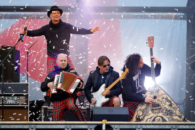 Kai Engel, Peter Brings, Harry Alfter und Stephan Brings von Brings beim Autokonzert Carnevalssitzung 1 von Bonnlive am Südstadion. Wegen der anhaltenden Coronakrise sind Karnevalsveranstaltungen in diesem Jahr weitgehend abgesagt, der Kölner Rosenmontagszug findet lediglich virtuell statt, Konzerte unterliegen strengen Beschränkungen. Köln, 06.02.2021