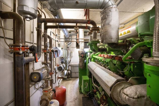 Biogasanlage Rhönland unrentabel Gerold Ditzel, Vorstand der Rhönland eG, zeigt die Stromerzeugung aus der Biogas-Anlage im Rhönland-Hof Dermbach. Für Biogasanlagen wie die im Rhönland-Hof, die vor rund zwanzig Jahren in Betrieb gingen, gibt es einen scharfen Schnitt- die alten Konditionen der Einspeisevergütung sind ausgelaufen die Anlage läuft so nun unrentabel. Allerdings braucht der Betrieb die Wärme aus der Biogasanlage- unter anderem für das komplette Heizsystem und die Nudel-Trocknung. Dermbach Thüringen DEUTSCHLAND *** Biogas plant Rhönland unprofitable Gerold Ditzel, board member of Rhönland eG, shows the power generation from the biogas plant in Rhönland Hof Dermbach For biogas plants like the one in Rhönland Hof,
