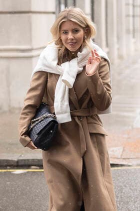 Bilder des Jahres 2021, Entertainment 02 Februar Entertainment Themen der Woche KW05 Entertainment Bilder des Tages English singer and radio presenter Mollie King spotted at the BBC Radio One Studios in London. FEBRUARY 7th 2021  TMMx2167