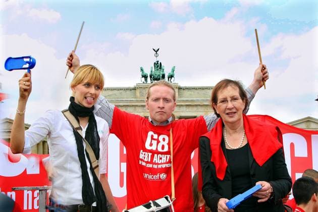 UNICEF Krach Copyright: IMAGO. Herrmann Datum : 01.06.2007 Thema: BUndesweiter UNICEF Aktionstag tum G 8 Gipfel G 8 -Gebt Acht ! Ihr habt schon viel versprochen vordem Brandenburger Tor in Berlin mit den Unterstützren : Model Eva Padberg und Joey Kelly sowie Heide Simonis ( UNICEF Chefin ) *** UNICEF noise Copyright IMAGO Herrmann Date 01 06 2007 Topic BUndesweit UNICEF Aktionstag tum G 8 Gipfel G 8 Geb Acht Ihr haben schon viel versprochen vorordem Brandenburger Tor in Berlin mit den Unterstützren Model Eva Padberg und Joey Kelly sowie Heide Simonis UNICEF Chefin Copyright: xEventpressxHerrmannx