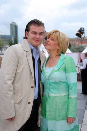 ZDF Sommerfest Carmen Nebel mit Sohn Gregor ZDF Sommerfest Sommertreff auf dem Kultrurforum in Berlin Copyright: IMAGO. Herrmann Datum: 05.07.2007 *** ZDF summer party Carmen Nebel with son Gregor ZDF summer party summer meeting on the Kultrurforum in Berlin Copyright IMAGO Herrmann Date 05 07 2007 Copyright: xEventpressxHerrmannx