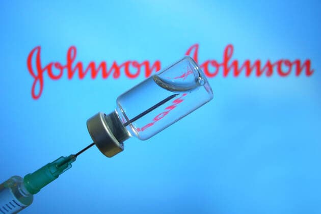 Themenbild Johnson und Johnson Impfstoff. Einwegspritze und Impfdose mit Impfstoff zur Injektion mit einer Kanuele.Impfspritze