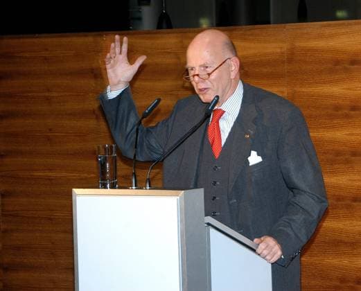 Bronze_Bueste Helmut Kohl Christoph Stoelzl bei seiner Laudatio auf Helmut Kohl bei der Enthuellung der Bronze_Bueste Helmut Kohl in der Axel Springer Passage in Berlin am 02.10.2007. Copyright : IMAGO. Mathias Krohn EVENTPRESS *** Bronze Bueste Helmut Kohl Christoph Stoelzl during his laudation of Helmut Kohl at the unveiling of the Bronze Bueste Helmut Kohl in the Axel Springer Passage in Berlin on 02 10 2007 Copyright IMAGO Mathias Krohn EVENTPRESS Copyright: xEventpressxKrohnx