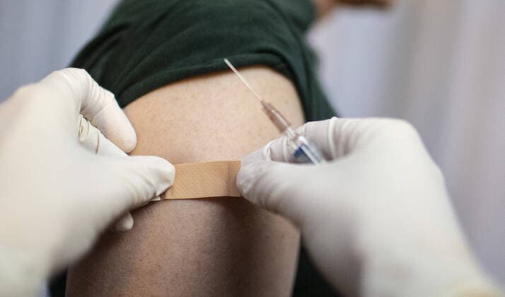 Thema: Impfung. Arzt klebt ein Pflaster auf die Einstichstelle Bonn Deutschland *** Topic Vaccination Doctor sticks a plaster on the injection site Bonn Germany Copyright: xUtexGrabowsky photothek.netx