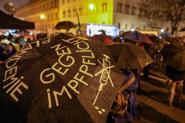 News Themen der Woche KW05 News Bilder des Tages Demonstration gegen Corona Auflagen 07.02.2021 MÜNCHEN Teilnehmer mit Regenschirm auf einer Kundgebung gegen die Corona Auflagen auf dem Geschwister-Scholl-Platz vor der Münchner Ludwig-Maximilians-Universität in der Münchner Innenstadt. Auf dem Regenschirm steht: PLANDEMIE, GEGEN IMPFPFLICHT und DENKE SELBST. München Bayern Deutschland