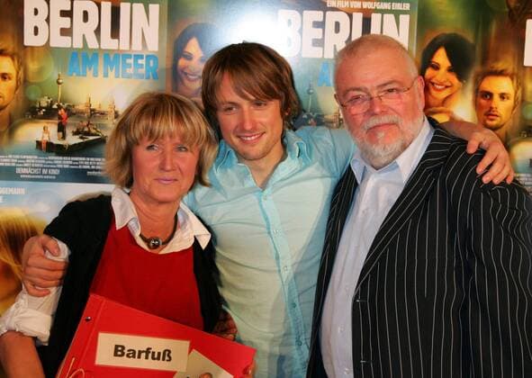 Axel Schreiber gestorben Filmpremiere Berlin am Meer Die Hauptdarsteller : Axel Schreiber (m) mit Mutter Gudrun, Vater Juergen Filmpremiere Berlin am Meer im Kino Colloseum in Berlin Copyright: IMAGO. Herrmann Datum: 08.01.2008 IMAGO. Fotoagentur Berlin *** Filmpremiere Berlin am Meer The main actors Axel Schreiber m with mother Gudrun, father Juergen Filmpremiere Berlin am Meer in the cinema Colloseum in Berlin Copyright IMAGO Herrmann Date 08 01 2008 IMAGO Fotoagentur Berlin Phone Copyright: xEventpressxHerrmannx