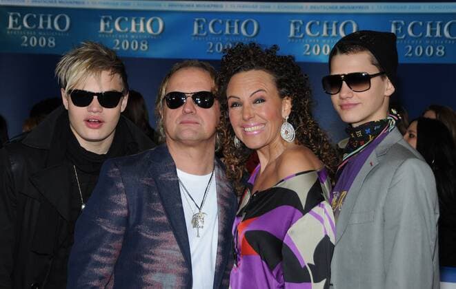 ECHO 2008 - Deutscher Musikpreis Natascha und Uwe Ochsenknecht mit Soehnen Jimmy Blue und Wilson Gonzales bei der Verleihung des ECHO 2008 - Deutscher Musikpreis im ICC in Berlin am 15.02.2008. Copyright : IMAGO. Mathias Krohn EVENTPRESS *** ECHO 2008 German Music Award Natascha and Uwe Ochsenknecht with sons Jimmy Blue and Wilson Gonzales at the ECHO 2008 German Music Award ceremony at the ICC in Berlin on 15 02 2008 Copyright IMAGO Mathias Krohn EVENTPRESS Copyright: xEventpress MathiasxKrohnx