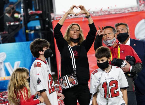 Bilder des Jahres 2021, Entertainment 02 Februar Entertainment Themen der Woche KW05 Entertainment Bilder des Tages Tampa Bay Buccaneers quarterback Tom Brady s wife Gisele Bundchen makes a heart sign as she and her children wait after the Buccaneers defeated the Kansas City Chiefs 31-9 to win Super Bowl LV at Raymond James Stadium in Tampa, Florida on Sunday, February 7, 2021.  SBP202102074414 KEVINxDIETSCH