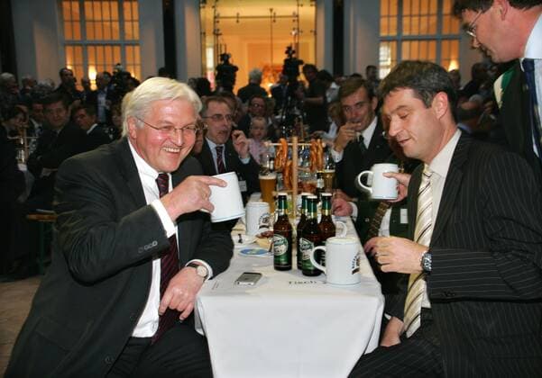 Steinmeier Bier Botschafter Steinmeier mit dem leicht irritierten Markus Söder Pünktlich am Tag des Deutschen Bieres kürte der Brauer-Bund am Mittwoch abend einen prominenten Sozialdemokraten zum Botschafter des Bieres . Er geht an Vizekanzler und Bundesaussenminister Frank-Walter Steinmeier in der bayerischen Vertretung in Berlin. Vorgänger von Steinmeier waren unter anderem Landwirtschaftsminister Horst Seehofer der die Laudatio uebernahm. Im Verhaeltnis zur Anzahl der getrunkenen Kruege Bier fand frank-Walter Steinmeier seien neuen Botschafterposten im toller. Außenminister Frank-Walter Steinmeier (SPD) übernimmt am 23. April einen Botschafterposten Copyright: IMAGO. Datum : 23.04.2008 IMAGO. Foto und News Agentur Berlin Copyright: xEventpressx