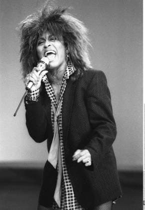 Tina Turner (Sängerin) 03 85 vZ Tina Turner am 30. März 1985 in Wetten, dass..? (ZDF) aus Innsbruck TV Fernsehen Fernsehshow Show live Auftritt Gesang Bühne USA Amerikanerin amerikanische Frau Gesang Soul Pop us american female singer hoch halb stehend singend sw