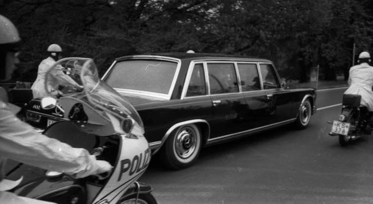 2. Treffen Willy Brandt - Willi Stoph 1971 DEU, Deutschland, Kassel: Das 2. Treffen des Bundeskanzlers Willy Brandt mit DDR-MP Willi Stoph am 21.5.1971 in Kassel wurde begleitet von einer Vielzahl Bekundungen fuer und wider die Entspannungspolitik der Regierung Brandt. Kanzler Wagen DEU, Germany, Kassel: The 2nd meeting of Chancellor Willy Brandt with GDR-MP Willi Stoph on May 21, 1971 in Kassel was accompanied by a multitude of statements for and against the Brandt government s policy of dÃ tente. Haessen