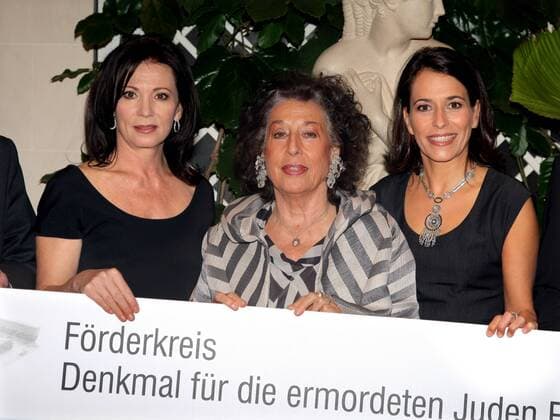 Charity Dinner Lea Rosh Scheckuebergabe Anne Will, Iris Berben , Prof. Lea Rosh ( m) CHARITY DINNER fuer den Raum der Namen des Holocaust-Denkmals im Hotel Adlon in Berlin in Berlin Copyright: IMAGO. Herrmann Datum: 23.09.2008 IMAGO. Fotoagentur Berlin Henry H. Herrmann *** Charity Dinner Lea Rosh Presentation of cheques Anne Will, Iris Berben , Prof Lea Rosh m CHARITY DINNER for the Room of the Names of the Holocaust Memorial at the Hotel Adlon in Berlin in Berlin Copyright IMAGO Herrmann Date 23 09 2008 IMAGO Photo Agency Berlin Henry H Herrmann Copyright: xEventpressxHerrmannx