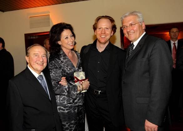 Tu was !! Frank Walter Steinmeier mit Menahem Pressler und Eleonore Hope mit Sohn Daniel Hope bei der Benefizveranstaltung : Tu was !! 70 Jahre Reichskristallnacht Konzert in der Haupthalle des Flughafen Tempelhof in Berlin Copyright: IMAGO. Herrmann 09.11.2008 IMAGO. Foto & News Agentur Berlin Henry H. Herrmann *** Tu was Frank Walter Steinmeier with Menahem Pressler and Eleonore Hope with son Daniel Hope at the benefit event Tu was 70 Jahre Reichskristallnacht concert in the main hall of Tempelhof Airport in Berlin Copyright IMAGO Herrmann 09 11 2008 IMAGO Foto News Agentur Berlin Henry H Herrmann Copyright: xEventpressx