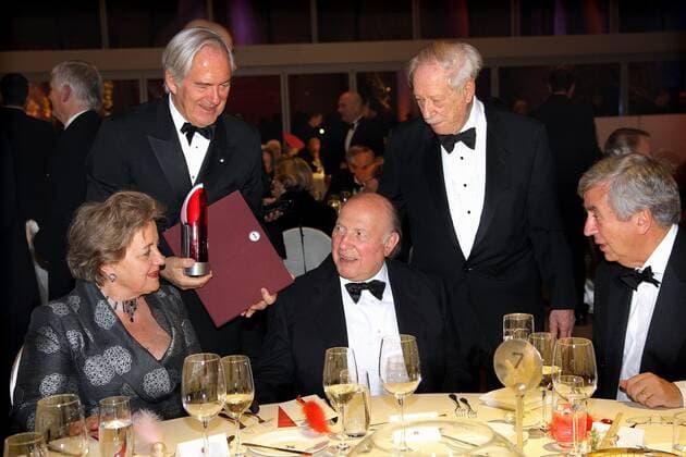 Preis Verstaendigung Toleranz Magda und Imre Kertesz mi Roland Berger und Michael Blumenthal bei der Verleihung des Preis fYr Verstaendigung und Toleranz des Juedischen Museum in Berlin Copyright: IMAGO. Herrmann 15.11.2008 IMAGO. Foto & News Agentur Berlin Henry H. Herrmann *** Prize for Understanding and Tolerance Magda and Imre Kertesz with Roland Berger and Michael Blumenthal at the award ceremony of the Prize for Understanding and Tolerance of the Jewish Museum in Berlin Copyright IMAGO Herrmann 15 11 2008 IMAGO Foto News Agentur Berlin Henry H Herrmann Copyright: xEventpressx