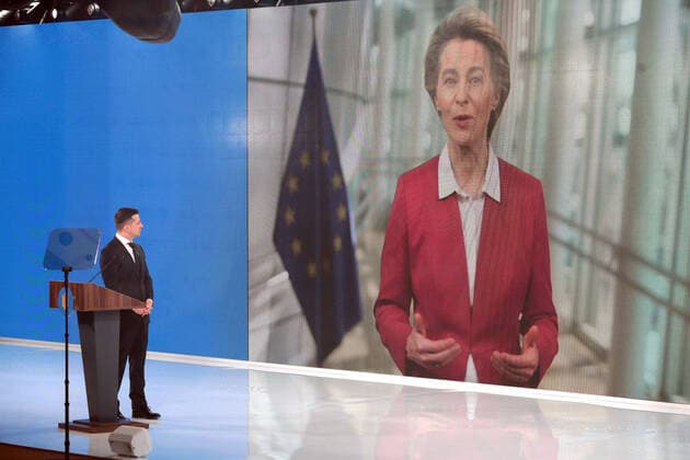 Bilder des Jahres 2021, News 02 Februar News Themen der Woche KW06 News Bilder des Tages KYIV, UKRAINE - FEBRUARY 8, 2021 - President of Ukraine Volodymyr Zelenskyy (L) watches a video address of President of the European Commission Ursula von der Leyen during the Ukraine 30. Coronavirus: Challenges and Responses Forum, Kyiv, capital of Ukraine. Ukraine 30. Coronavirus: Challenges and Responses Forum in Kyiv  Copyright: xHennadiixMinchenkox