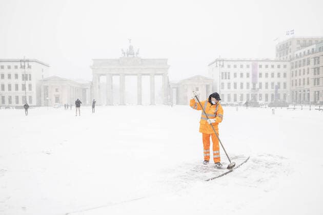 Bilder des Jahres 2021, News 02 Februar News Themen der Woche KW06 News Bilder des Tages Ein Mitarbeiter der BSR (Berliner Stadtreinigung) kehrt Schnee, aufgenommen auf dem Pariser Platz vor dem Brandenburger Tor nach waehrend starken Schneefalls in Berlin, 08.02.2021. In der nordlichen Haelfte Deutschlands gibt es teils unwetterartige Schneefaelle und zweistellige Minusgrade. (Nur zur redaktionellen Verwendung Only for editorial use). Berlin Deutschland *** An employee of the BSR Berliner Stadtreinigung sweeps snow, taken on the Pariser Platz in front of the Brandenburg Gate after heavy snowfall in Berlin, 08 02 2021 In the northern half of Germany there are partly thunderstorm-like snowfalls and double-digit minus temperatures Only for editorial use Berlin Germany Copyright: xFlorianxGaertner photothek.dex