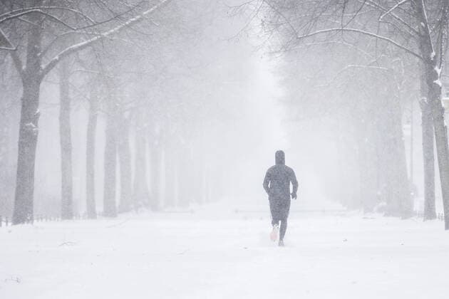 IMAGO Creative: Alternativer Wintersport Ein Jogger im Tiergarten, aufgenommen waehrend starken Schneefalls in Berlin, 08.02.2021. In der nordlichen Haelfte Deutschlands gibt es teils unwetterartige Schneefaelle und zweistellige Minusgrade. Berlin Deutschland *** A jogger in the Tiergarten, taken during heavy snowfall in Berlin, 08 02 2021 In the northern half of Germany there are partly unseasonable snowfalls and double-digit minus temperatures Berlin Germany Copyright: xFlorianxGaertner photothek.dex