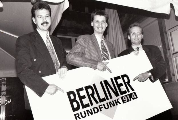Persönlichkeiten Klaus Kelle ( Chefredakteur ) , Günter Jauch ( Programmkoordinator ) und Programmdirektor UweFfrigge beim Berliner Rundfunk 91,4 Personen Persönlichkeiten Portrait in Berlin: Copyright: IMAGO. Herrmann Datum: 1993 IMAGO. Foto & News Agentur Berlin Henry H. Herrmann *** Personalities Klaus Kelle Editor-in-Chief , Günter Jauch Program Coordinator and Program Director UweFfrigge at Berliner Rundfunk 91,4 People Personalities Portrait in Berlin Copyright IMAGO Herrmann Date 1993 IMAGO Foto News Agentur Berlin Henry H Herrmann Copyright: xEventpressx