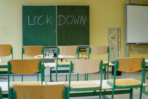 Symbolbild Schule und Klassenzimmer im Lockdown Symbolfoto Klassenzimmer einer Schule mit einer Tafel und der Aufschrift Lockdown. Die Ministerpraesidentenkonferenz beraet ueber Schuloeffnungen Deutschland