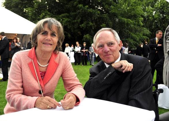 Sommerfest des Bundespraesidenten 2009 Wolfgang Schaeuble mit Frau Ingeborg beim Sommerfest des Bundespraesidenten 2009 im Schloss Bellvue in Berlin Copyright: IMAGO. Krohn 19.06.2009 IMAGO. Fotoagentur Berlin *** Summer party of the German President 2009 Wolfgang Schaeuble with his wife Ingeborg at the summer party of the German President 2009 at Bellvue Castle in Berlin Copyright IMAGO Krohn 19 06 2009 IMAGO Photo Agency Berlin Henry H Herrmann Acc Copyright: xEventpressxKrohnx