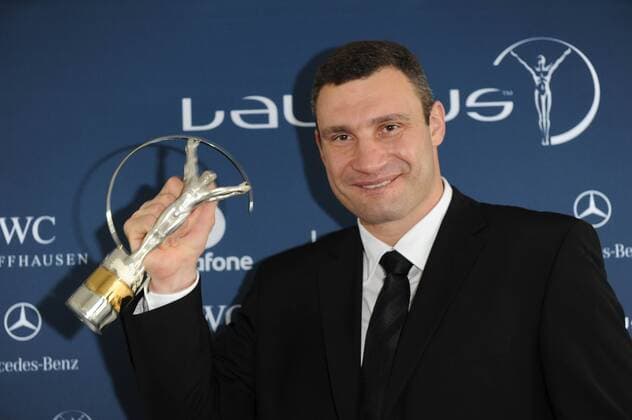 Laureus Preis Schwergewichts-Boxweltmeister Vitali Klitschko ist in Dortmund mit dem Laureus-Preis für das ?Comeback des Jahres? ausgezeichnet worden Copyright: IMAGO. Adolph Datum 19.06.2009 IMAGO. Foto Agentur Berlin *** Laureus Prize Heavyweight boxing world champion Vitali Klitschko has been awarded the Laureus Prize for Comeback of the Year in Dortmund Copyright IMAGO Adolph Date 19 06 2009 IMAGO Foto Agentur Berlin Copyright: xEventpressxAdolphx