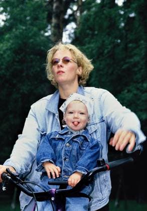 Personen katja Riemann mit Tochter Paula Personen Portraits in Berlin Copyright: IMAGO. Herrmann 07.06.1995 IMAGO. Foto & News Agentur Berlin Henry H. Herrmann *** People katja Riemann with daughter Paula People Portraits in Berlin Copyright IMAGO Herrmann 07 06 1995 IMAGO Photo News Agency Berlin Henry H Herrmann Copyright: xEventpressx
