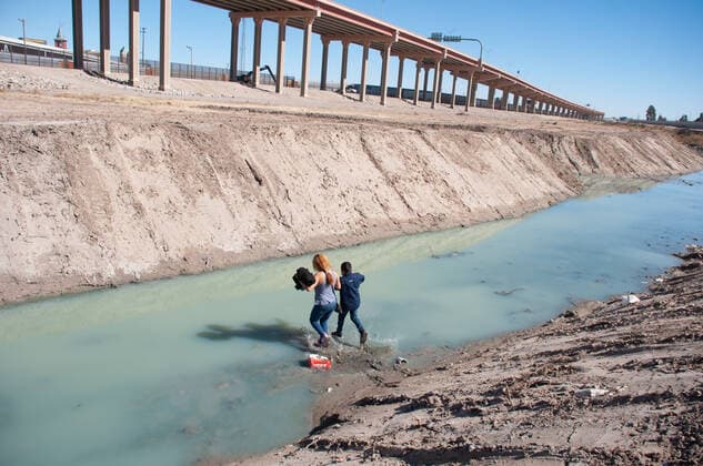 Mexico: New crisis migration A Central American woman and her son cross the Rio Grande to surrender to the border patrol at the Texas United States crossing, moments later another family crossed with the intention of requesting political asylum in the United States. Juarez Chihuahua Mexico Copyright: DavidxPeinado