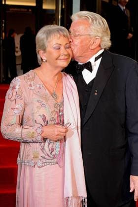 Goldene Henne 2009 Dieter Thomas Heck und Ehefrau Ragnhild bei der Goldene Henne 2009 im Friedrichstadtpalast in Berlin. Copyright: IMAGO. Herrmann Datum: 30.09.2009 *** Local Caption *** IMAGO. Foto & News Agentur Berlin Henry H. Herrmann & Sascha Radke *** Goldene Henne 2009 Dieter Thomas Heck and wife Ragnhild at the Goldene Henne 2009 at the Friedrichstadtpalast in Berlin Copyright IMAGO Herrmann Date 30 09 2009 Local Caption IMAGO Foto News Agentur Berlin Henry H Herrmann Sascha Radke Copyright: xEventpressxHerrmannx