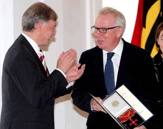 Verdienstorden 2009 Preistraeger David Chipperfield , Bundespraesident Horst Koehler und Frau Eva Luise Koehler bei der Verleihung des Verdienstorden der Bundesrepublik Deutschland 2009 an verdiente Buerger und Buergerinnen durch Bundespraesident Horst Koehler im Schloss Bellevue in Berlin. Copyright: IMAGO. Herrmann Datum: 05.10.2009 *** Order of Merit 2009 Laureate David Chipperfield, German President Horst Koehler and Mrs Eva Luise Koehler at the award ceremony of the Order of Merit of the Federal Republic of Germany 2009 by German President Horst Koehler at Bellevue Palace in Berlin Copyright IMAGO Herrmann Date 05 10 2009 Copyright: xEventpressxHerrmannx