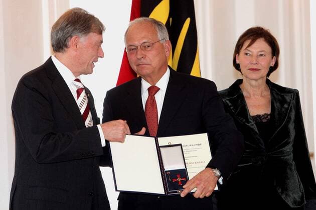 Verdienstorden 2009 Preistraeger Wolfgang Ischinger, Bundespraesident Horst Koehler und Frau Eva Luise Koehler bei der Verleihung des Verdienstorden der Bundesrepublik Deutschland 2009 an verdiente Buerger und Buergerinnen durch Bundespraesident Horst Koehler im Schloss Bellevue in Berlin. Copyright: IMAGO. Herrmann Datum: 05.10.2009 *** Order of Merit 2009 Laureate Wolfgang Ischinger, German President Horst Koehler and Eva Luise Koehler at the award ceremony of the Order of Merit of the Federal Republic of Germany 2009 by German President Horst Koehler at Bellevue Palace in Berlin Copyright IMAGO Herrmann Date 05 10 2009 Copyright: xEventpressxHerrmannx