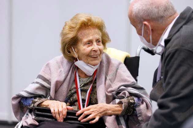 Das Kölner Impfzentrum in den Hallen der Koelnmesse hat eröffnet. Zuerst werden dort nun die Über-80-Jährigen geimpft vorausgesetzt sie haben einen der Impftermine bekommen. Aufgrund der Verzögerung bei den Impfstoff-Lieferungen der Hersteller Biontech und Pfizer musste der Impfstart in NRW bis nun verschoben werden. Elisabeth Steubesand, mit 105 Jahren die älteste Kölnerin, war die erste Patientin, die im Impfzentrum ihre Impfung erhielt. (Themenbild, Symbolbild) Köln, 08.02.2021 *** The Cologne vaccination centre in the halls of the Koelnmesse has opened First of all the over 80 year olds will now be vaccinated there, provided they have received one of the vaccination appointments Due to the delay in the vaccine deliveries of Foto:xC.xHardtx xFuturexImage