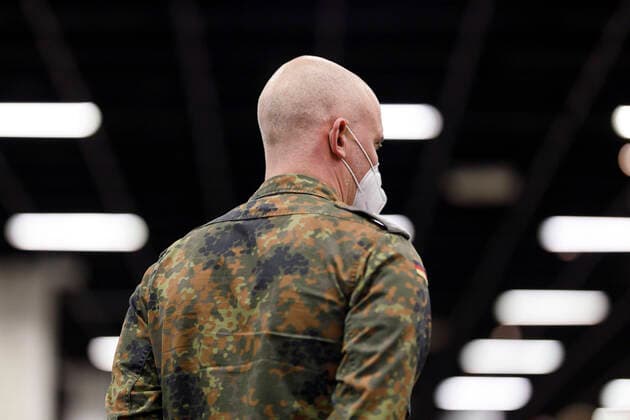 Das Kölner Impfzentrum in den Hallen der Koelnmesse hat eröffnet. Zuerst werden dort nun die Über-80-Jährigen geimpft vorausgesetzt sie haben einen der Impftermine bekommen. Aufgrund der Verzögerung bei den Impfstoff-Lieferungen der Hersteller Biontech und Pfizer musste der Impfstart in NRW bis nun verschoben werden. Elisabeth Steubesand, mit 105 Jahren die älteste Kölnerin, war die erste Patientin, die im Impfzentrum ihre Impfung erhielt. (Themenbild, Symbolbild) Köln, 08.02.2021