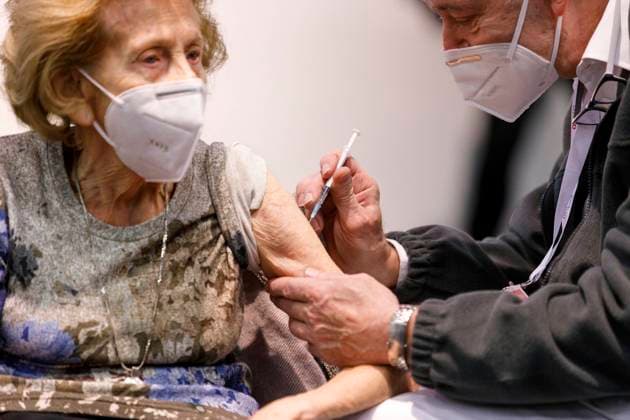 Das Kölner Impfzentrum in den Hallen der Koelnmesse hat eröffnet. Zuerst werden dort nun die Über-80-Jährigen geimpft vorausgesetzt sie haben einen der Impftermine bekommen. Aufgrund der Verzögerung bei den Impfstoff-Lieferungen der Hersteller Biontech und Pfizer musste der Impfstart in NRW bis nun verschoben werden. Elisabeth Steubesand, mit 105 Jahren die älteste Kölnerin, war die erste Patientin, die im Impfzentrum ihre Impfung erhielt. (Themenbild, Symbolbild) Köln, 08.02.2021 *** The Cologne vaccination centre in the halls of the Koelnmesse has opened First of all the over 80 year olds will now be vaccinated there, provided they have received one of the vaccination appointments Due to the delay in the vaccine deliveries of Foto:xC.xHardtx xFuturexImage