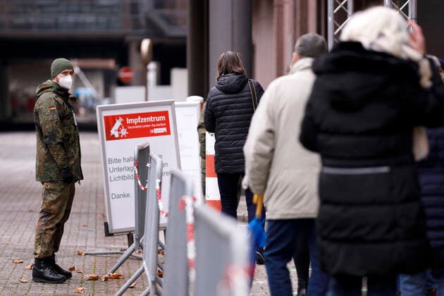 Das Kölner Impfzentrum in den Hallen der Koelnmesse hat eröffnet. Zuerst werden dort nun die Über-80-Jährigen geimpft vorausgesetzt sie haben einen der Impftermine bekommen. Aufgrund der Verzögerung bei den Impfstoff-Lieferungen der Hersteller Biontech und Pfizer musste der Impfstart in NRW bis nun verschoben werden. Elisabeth Steubesand, mit 105 Jahren die älteste Kölnerin, war die erste Patientin, die im Impfzentrum ihre Impfung erhielt. (Themenbild, Symbolbild) Köln, 08.02.2021
