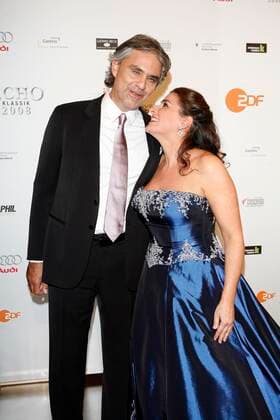 Echo Klassik Award 2008 Andrea Bocelli mit Preistraegerin Cecilia Bartoli beim Echo Klassik Award 2008 in der Muenchener Philharmonie in Muenchen Copyright: IMAGO. Passig 19.10.2008 *** Echo Klassik Award 2008 Andrea Bocelli with prize winner Cecilia Bartoli at the Echo Klassik Award 2008 in the Munich Philharmonic Hall in Munich Copyright IMAGO Passig 19 10 2008 Copyright: xEventpress Passigx