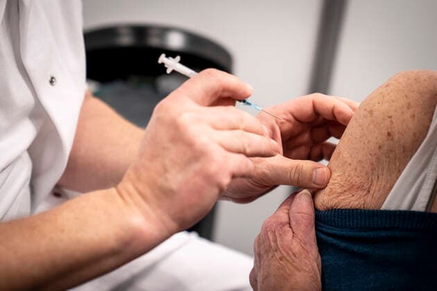 Tove paa 93 aar faar Moderna vaccine af Rúní paa Region Hovedstadens nye COVID-19 vaccinationscenter i Idraets & Fritidscenter Vejledalen i Ishoej, tirsdag den 9. februar 2021.. , Ishoej Denmark Copyright: RitzauxScanpix MadsxClausxRasmussenx cop103 spdk20210209-110540-L