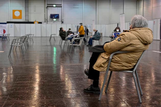 08.02.21, Essen, Nordrhein-Westfalen, Deutschland. Impfzentrum der Stadt Essen in der Messehalle 4 auf dem Gelaende der Messe Essen. Impfstart fuer Menschen uber 80 Jahre im Impfzentrum der Stadt. Blick auf den Aufenthaltsbereich mit bereits geimpften Menschen. Sie koennen sich in diesem Bereich bei Bedarf ausruhen. Corona Krise - Impfstart in Essen