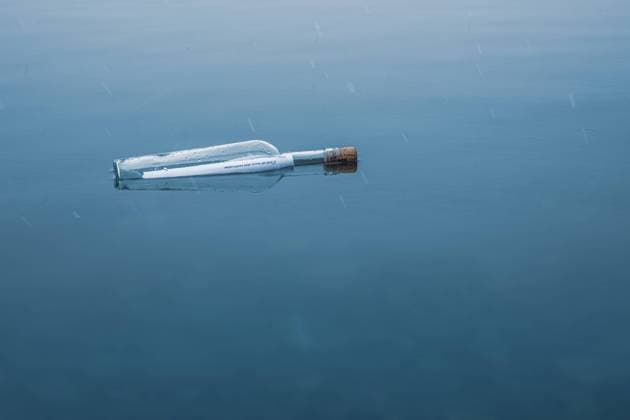 Flasche mit Flaschenpost im Winter am See, verschneit Flaschenpost *** Bottle with message in bottle in winter at lake, snowy message in bottle
