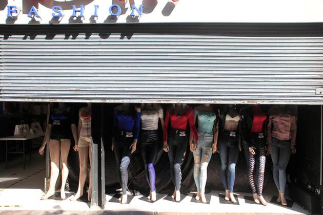 News Bilder des Tages February 9, 2021, Mexico City, Mexico City, Mexico: Person queue to be allowed to enter a store, after closed several days due red alert by Covid. The Mexican Government allowed the reopening of stores, some shops make outside sell to prevent crowd of people, as an attempt to prevent spread of the Virus February 9, 2021 in Mexico City, Mexico Mexico City Mexico - ZUMAe321 20210209_zia_e321_019 Copyright: xAngelxMoralesxRizox