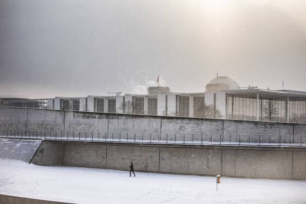 IMAGO Creative, Jahreszeit Winter in der Stadt IMAGO Creative: Winter in der Stadt Das Reichstagsgebaeude zeichnet sich ab bei Sonnenschein nach heftigem Schneefall im Regierungsviertel in Berlin, 10.02.2021. Berlin Deutschland *** The Reichstag building stands out in sunshine after heavy snowfall in the government quarter in Berlin, 10 02 2021 Berlin Germany Copyright: xFlorianxGaertner photothek.dex