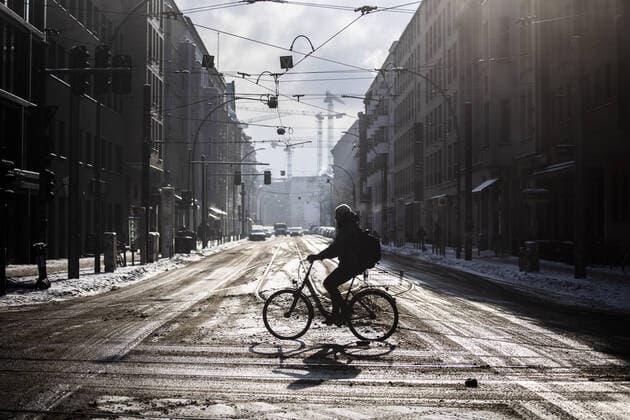 IMAGO Creative: Stadtlandschaften - Straßen von Berlin Stadtverkehr im Winter in Berlin, 10.02.2021. Berlin Deutschland *** city traffic in winter in Berlin, 10 02 2021 Berlin Germany Copyright: xFlorianxGaertner photothek.dex