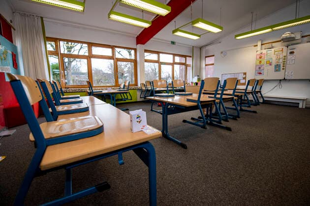 Schule in der Coronazeit Stühle stehen in einem verlassenen Klassenraum auf den Tischen. Die Schulen bleiben während des Corona-Lockdowns geschlossen. Am heutigen Mittwoch, 10. Februar, spricht die Bundeskanzlerin Angela Merkel bei der Bund-Länder-Konferenz mit den Ministerpräsidenten der Bundesländer über mögliche Lockerungen und Schulöffnungen. Rietberg Nordrhein-Westfalen Deutschland Copyright: xInderlied Kirchner-Mediax